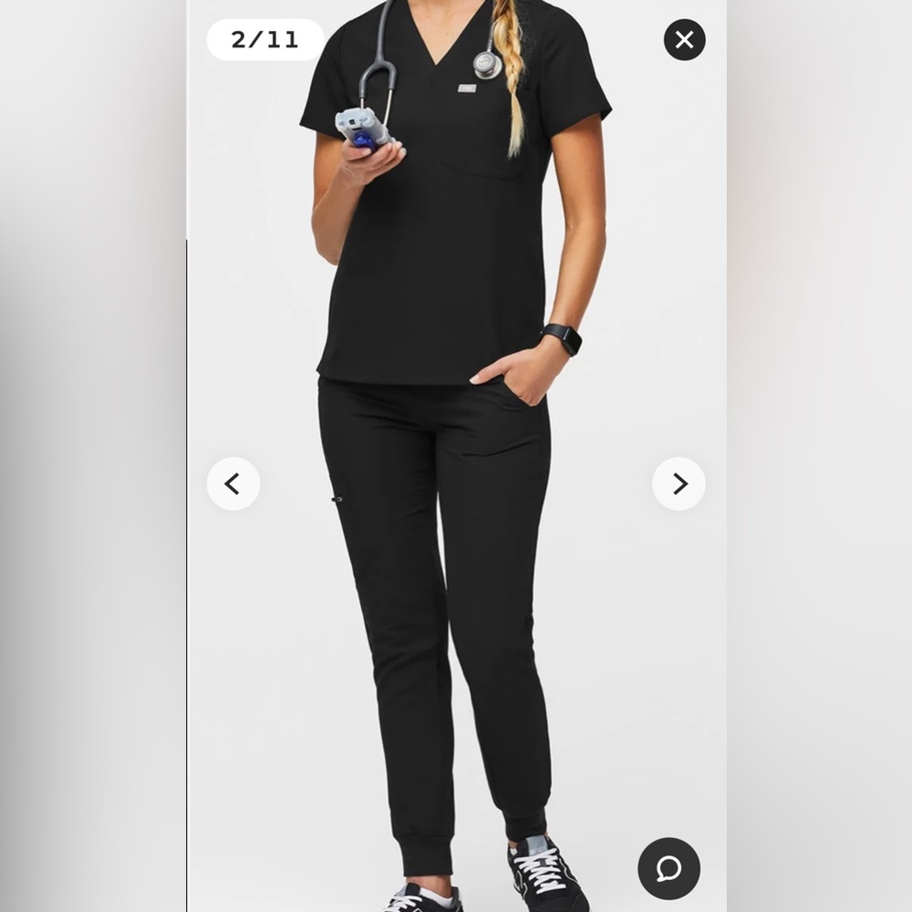 FIGS Top & Jogger Scrub Set in Black
